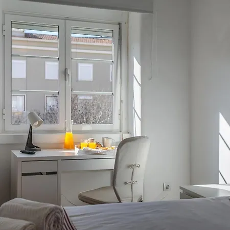 Hip And Spacious Tm Flat In Areeiro * ליסבון