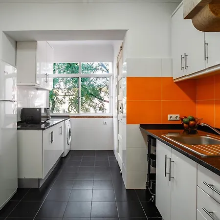 Hip And Spacious Tm Flat In Areeiro ליסבון