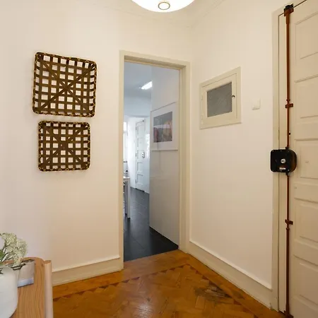 Hip And Spacious Tm Flat In Areeiro Lissabon