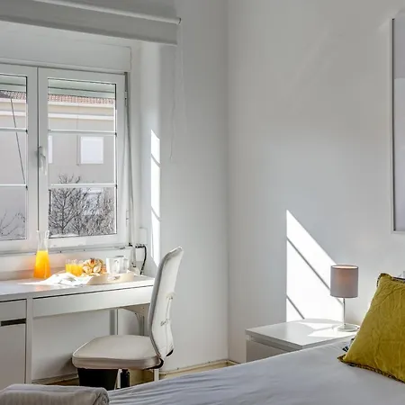 Hip And Spacious Tm Flat In Areeiro * ליסבון