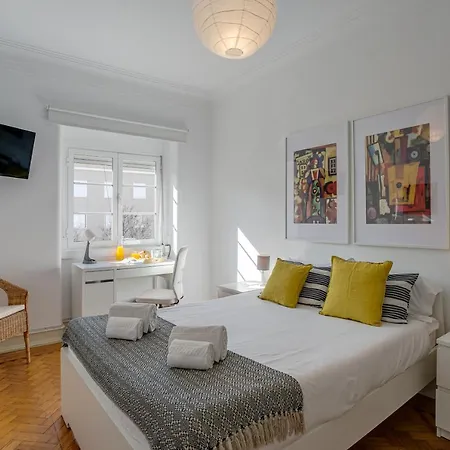 Hip And Spacious Tm Flat In Areeiro דירה