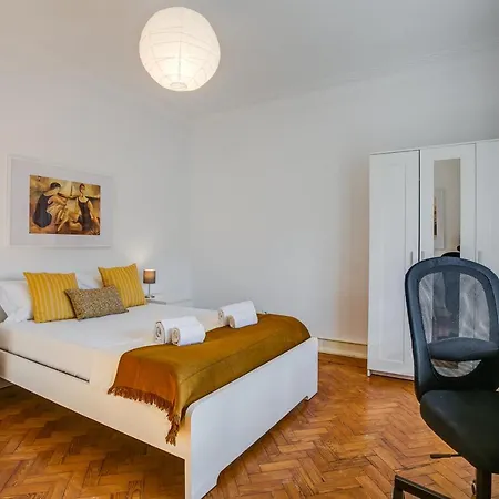 Hip And Spacious Tm Flat In Areeiro * Lissabon