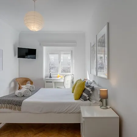 Hip And Spacious Tm Flat In Areeiro Apartmán *