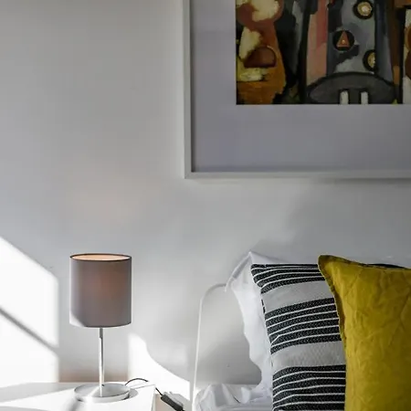 Hip And Spacious Tm Flat In Areeiro 아파트