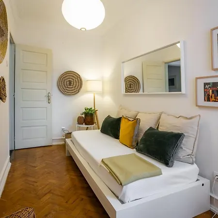 Hip And Spacious Tm Flat In Areeiro 아파트 *
